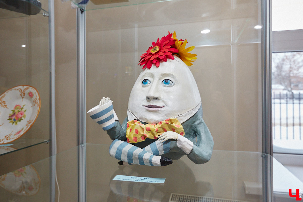 Студентам владимирского колледжа культуры на отделении театрально-декорационного искусства преподают секреты мистификации старых мастеров и современные технологии имитации материалов.