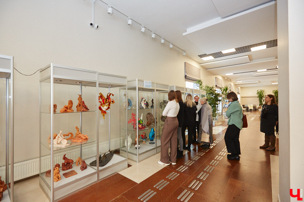 Студентам владимирского колледжа культуры на отделении театрально-декорационного искусства преподают секреты мистификации старых мастеров и современные технологии имитации материалов.