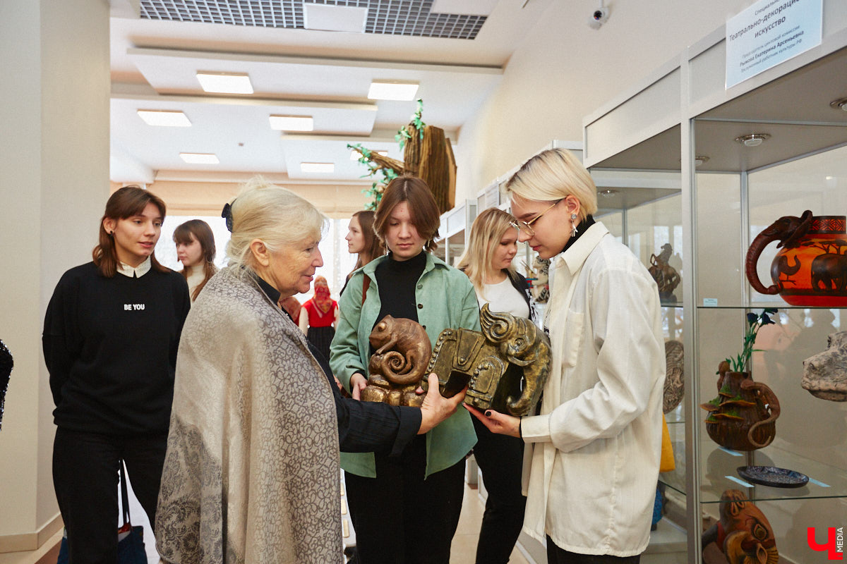 Студентам владимирского колледжа культуры на отделении театрально-декорационного искусства преподают секреты мистификации старых мастеров и современные технологии имитации материалов.