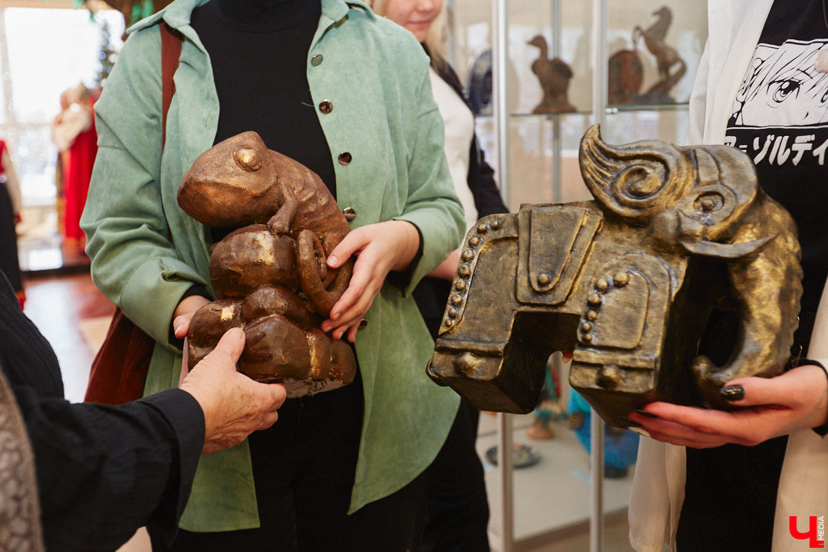 Студентам владимирского колледжа культуры на отделении театрально-декорационного искусства преподают секреты мистификации старых мастеров и современные технологии имитации материалов.