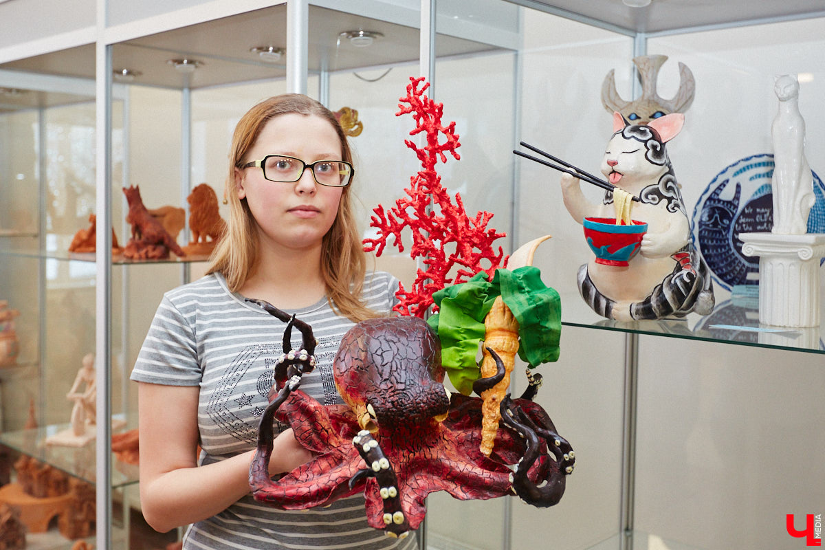 Студентам владимирского колледжа культуры на отделении театрально-декорационного искусства преподают секреты мистификации старых мастеров и современные технологии имитации материалов.