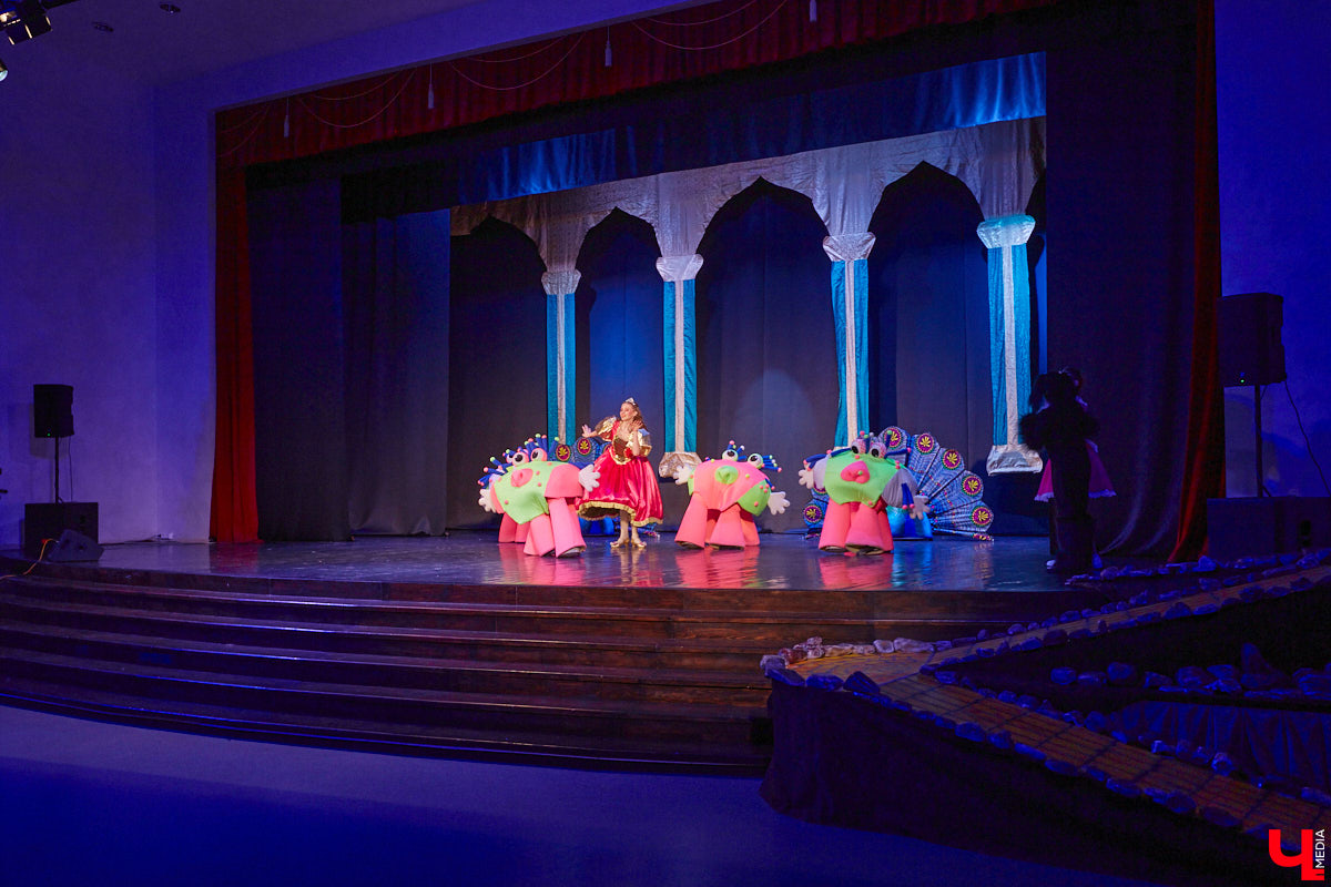 Студентам владимирского колледжа культуры на отделении театрально-декорационного искусства преподают секреты мистификации старых мастеров и современные технологии имитации материалов.