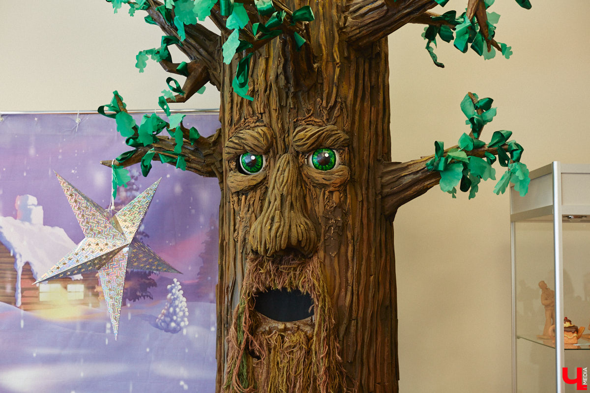 Студентам владимирского колледжа культуры на отделении театрально-декорационного искусства преподают секреты мистификации старых мастеров и современные технологии имитации материалов.