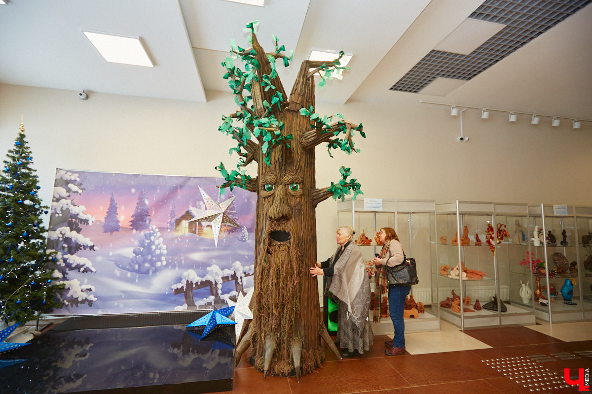 Студентам владимирского колледжа культуры на отделении театрально-декорационного искусства преподают секреты мистификации старых мастеров и современные технологии имитации материалов.