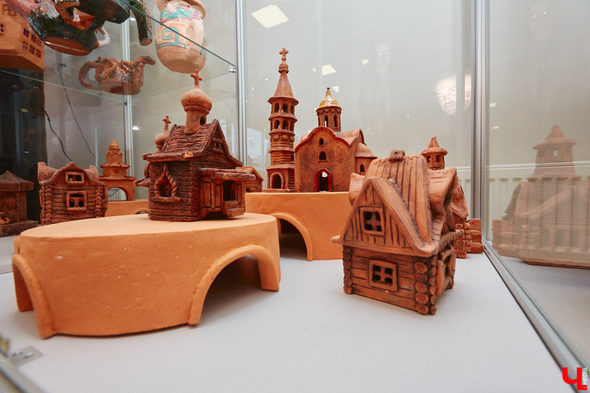 Студентам владимирского колледжа культуры на отделении театрально-декорационного искусства преподают секреты мистификации старых мастеров и современные технологии имитации материалов.