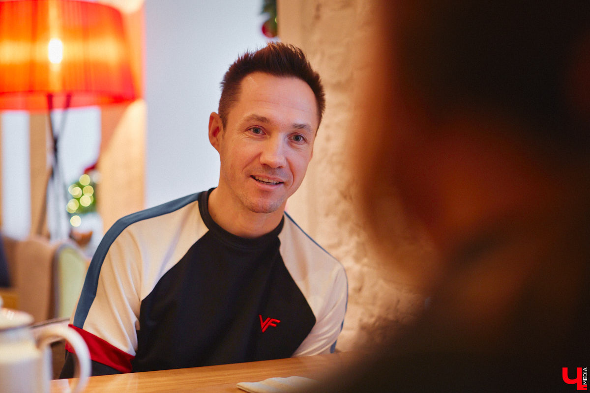 Дмитрий Рябинин — экс-футболист владимирского «Торпедо», предприниматель с более чем пятнадцатилетним стажем и очень добрый человек. Однажды, закрывая точку розничной торговли, он раздал оставшиеся товары всем желающим с улицы, а теперь ежемесячно за свой счет исполняет желания подписчиков, причем самые нетривиальные.