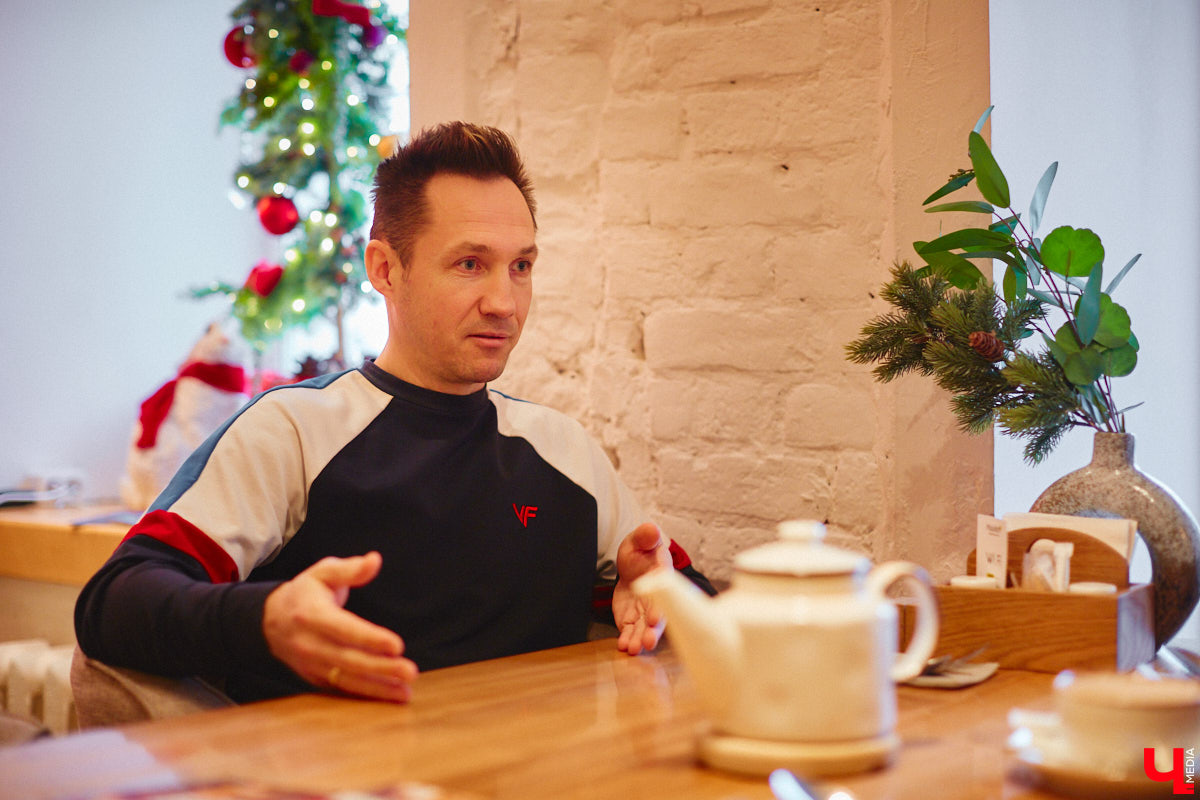 Дмитрий Рябинин — экс-футболист владимирского «Торпедо», предприниматель с более чем пятнадцатилетним стажем и очень добрый человек. Однажды, закрывая точку розничной торговли, он раздал оставшиеся товары всем желающим с улицы, а теперь ежемесячно за свой счет исполняет желания подписчиков, причем самые нетривиальные.