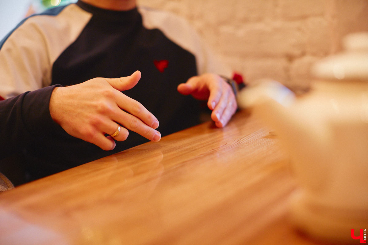 Дмитрий Рябинин — экс-футболист владимирского «Торпедо», предприниматель с более чем пятнадцатилетним стажем и очень добрый человек. Однажды, закрывая точку розничной торговли, он раздал оставшиеся товары всем желающим с улицы, а теперь ежемесячно за свой счет исполняет желания подписчиков, причем самые нетривиальные.