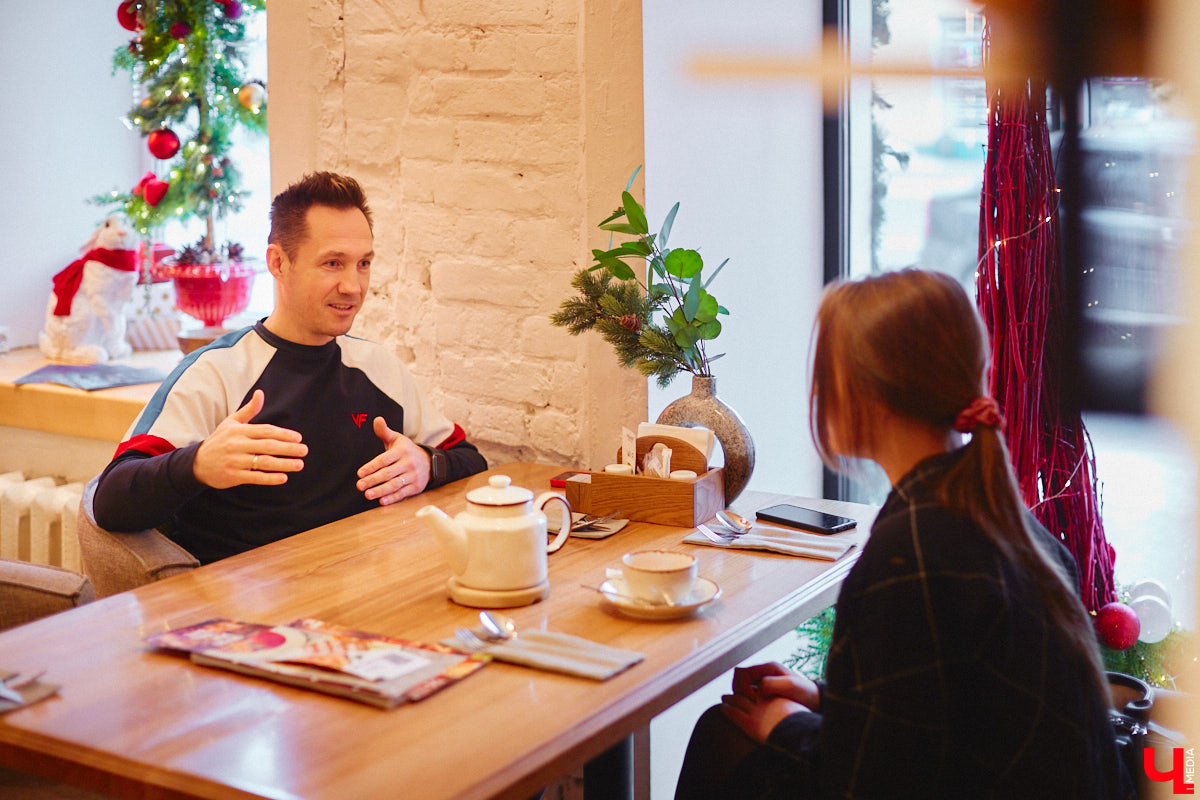 Дмитрий Рябинин — экс-футболист владимирского «Торпедо», предприниматель с более чем пятнадцатилетним стажем и очень добрый человек. Однажды, закрывая точку розничной торговли, он раздал оставшиеся товары всем желающим с улицы, а теперь ежемесячно за свой счет исполняет желания подписчиков, причем самые нетривиальные.
