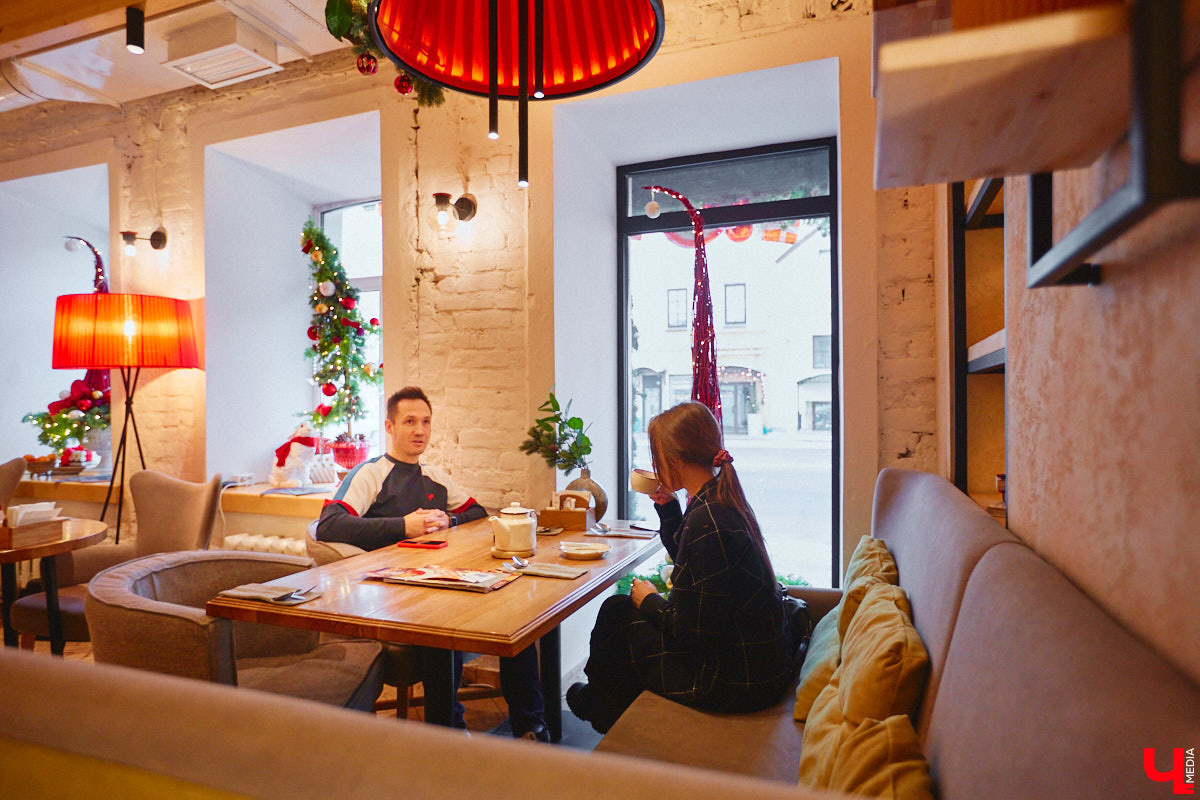 Дмитрий Рябинин — экс-футболист владимирского «Торпедо», предприниматель с более чем пятнадцатилетним стажем и очень добрый человек. Однажды, закрывая точку розничной торговли, он раздал оставшиеся товары всем желающим с улицы, а теперь ежемесячно за свой счет исполняет желания подписчиков, причем самые нетривиальные.