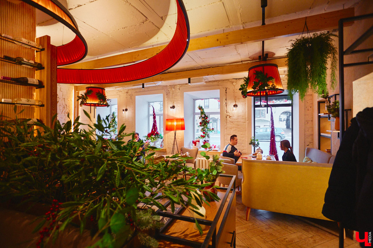 Дмитрий Рябинин — экс-футболист владимирского «Торпедо», предприниматель с более чем пятнадцатилетним стажем и очень добрый человек. Однажды, закрывая точку розничной торговли, он раздал оставшиеся товары всем желающим с улицы, а теперь ежемесячно за свой счет исполняет желания подписчиков, причем самые нетривиальные.