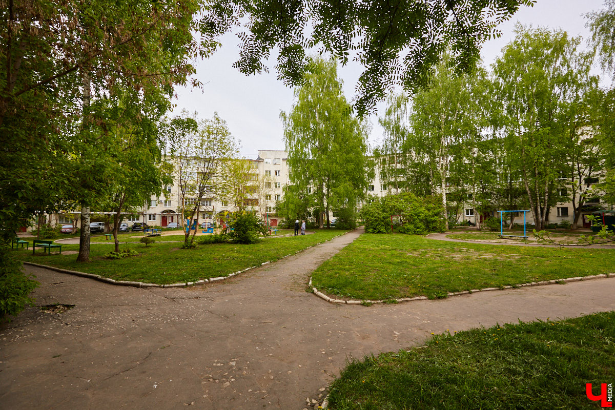 В современной застройке нашего города не так уж много интересных по форме зданий. Типовое жилищное строительство 70-80-х, смутное время 90-х, несколько кризисов 2000 годов не давали особо развернуться фантазии архитекторов. Тем не менее неповторимые объекты все же выросли среди однообразной застройки спальных районов Владимира. «Ключ-Медиа» предлагает сегодня с ними познакомиться!
