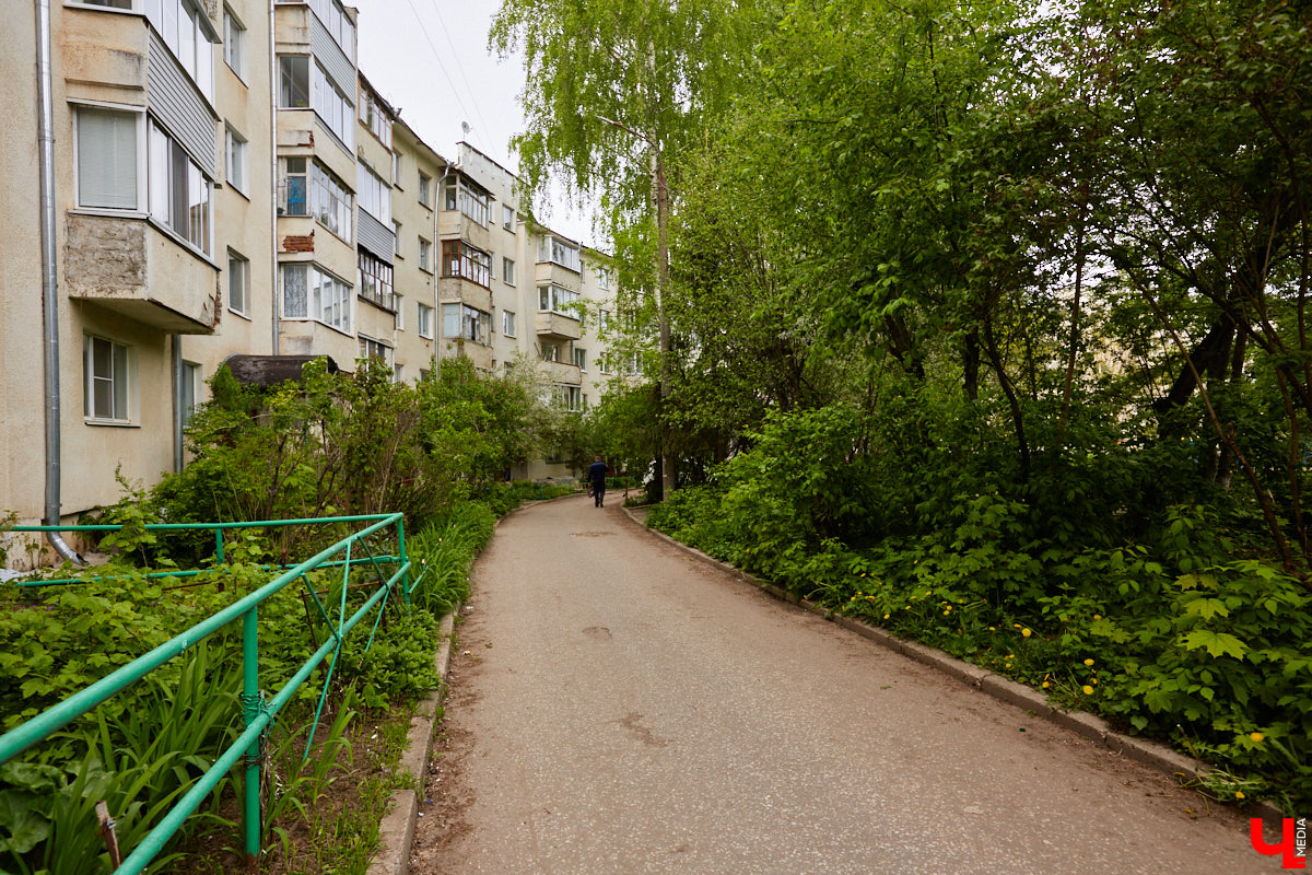 В современной застройке нашего города не так уж много интересных по форме зданий. Типовое жилищное строительство 70-80-х, смутное время 90-х, несколько кризисов 2000 годов не давали особо развернуться фантазии архитекторов. Тем не менее неповторимые объекты все же выросли среди однообразной застройки спальных районов Владимира. «Ключ-Медиа» предлагает сегодня с ними познакомиться!