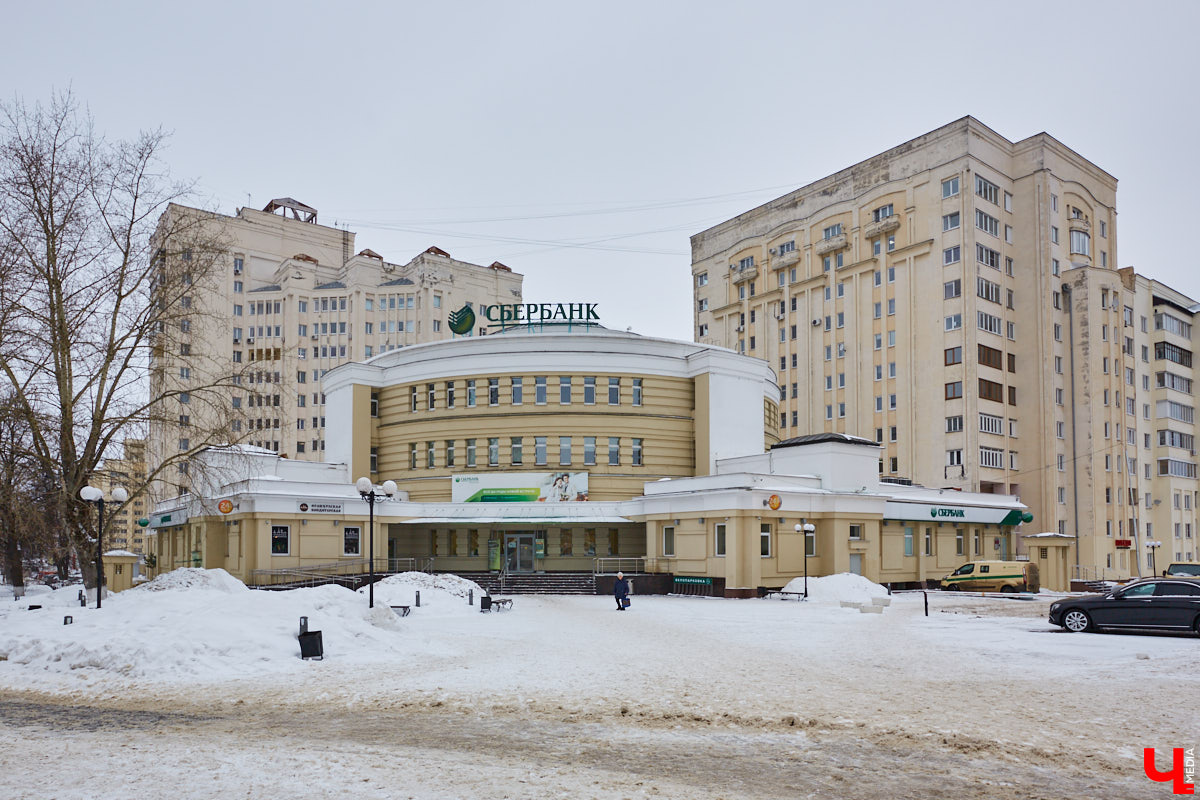В современной застройке нашего города не так уж много интересных по форме зданий. Типовое жилищное строительство 70-80-х, смутное время 90-х, несколько кризисов 2000 годов не давали особо развернуться фантазии архитекторов. Тем не менее неповторимые объекты все же выросли среди однообразной застройки спальных районов Владимира. «Ключ-Медиа» предлагает сегодня с ними познакомиться!