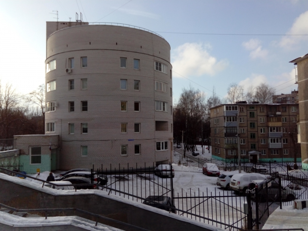 В современной застройке нашего города не так уж много интересных по форме зданий. Типовое жилищное строительство 70-80-х, смутное время 90-х, несколько кризисов 2000 годов не давали особо развернуться фантазии архитекторов. Тем не менее неповторимые объекты все же выросли среди однообразной застройки спальных районов Владимира. «Ключ-Медиа» предлагает сегодня с ними познакомиться!