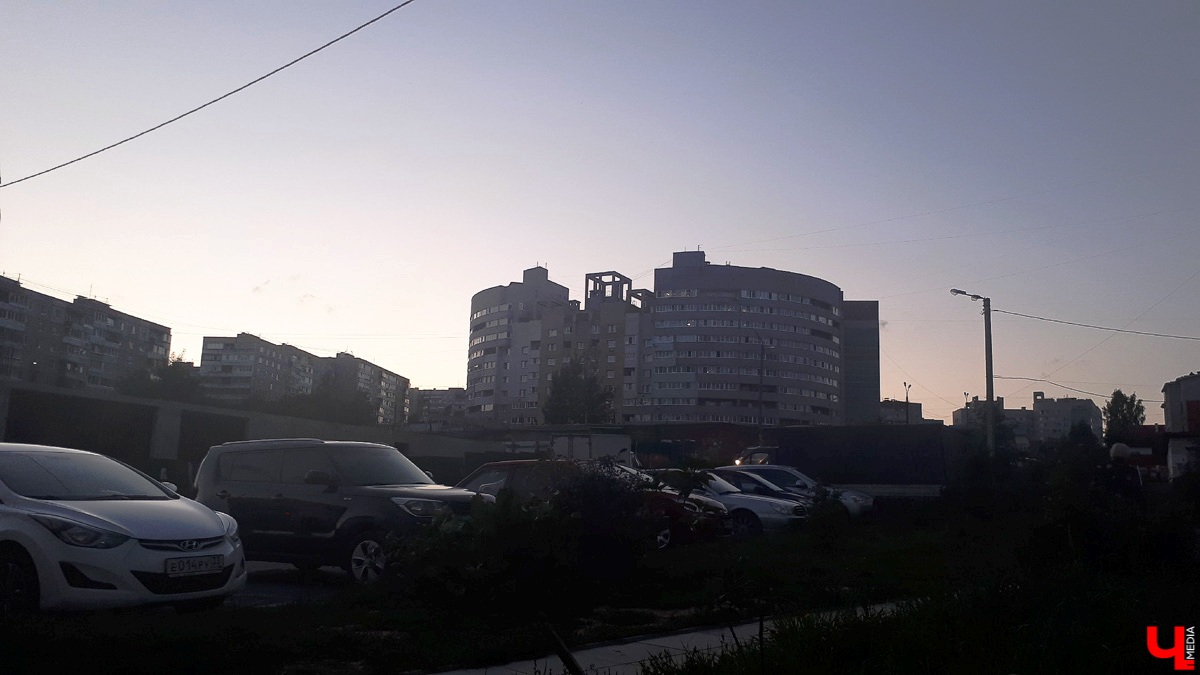 В современной застройке нашего города не так уж много интересных по форме зданий. Типовое жилищное строительство 70-80-х, смутное время 90-х, несколько кризисов 2000 годов не давали особо развернуться фантазии архитекторов. Тем не менее неповторимые объекты все же выросли среди однообразной застройки спальных районов Владимира. «Ключ-Медиа» предлагает сегодня с ними познакомиться!