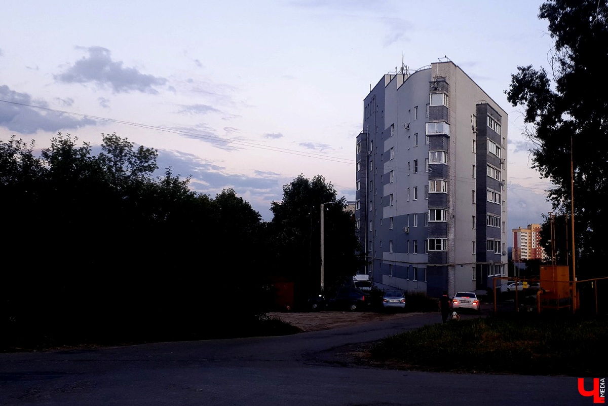 В современной застройке нашего города не так уж много интересных по форме зданий. Типовое жилищное строительство 70-80-х, смутное время 90-х, несколько кризисов 2000 годов не давали особо развернуться фантазии архитекторов. Тем не менее неповторимые объекты все же выросли среди однообразной застройки спальных районов Владимира. «Ключ-Медиа» предлагает сегодня с ними познакомиться!