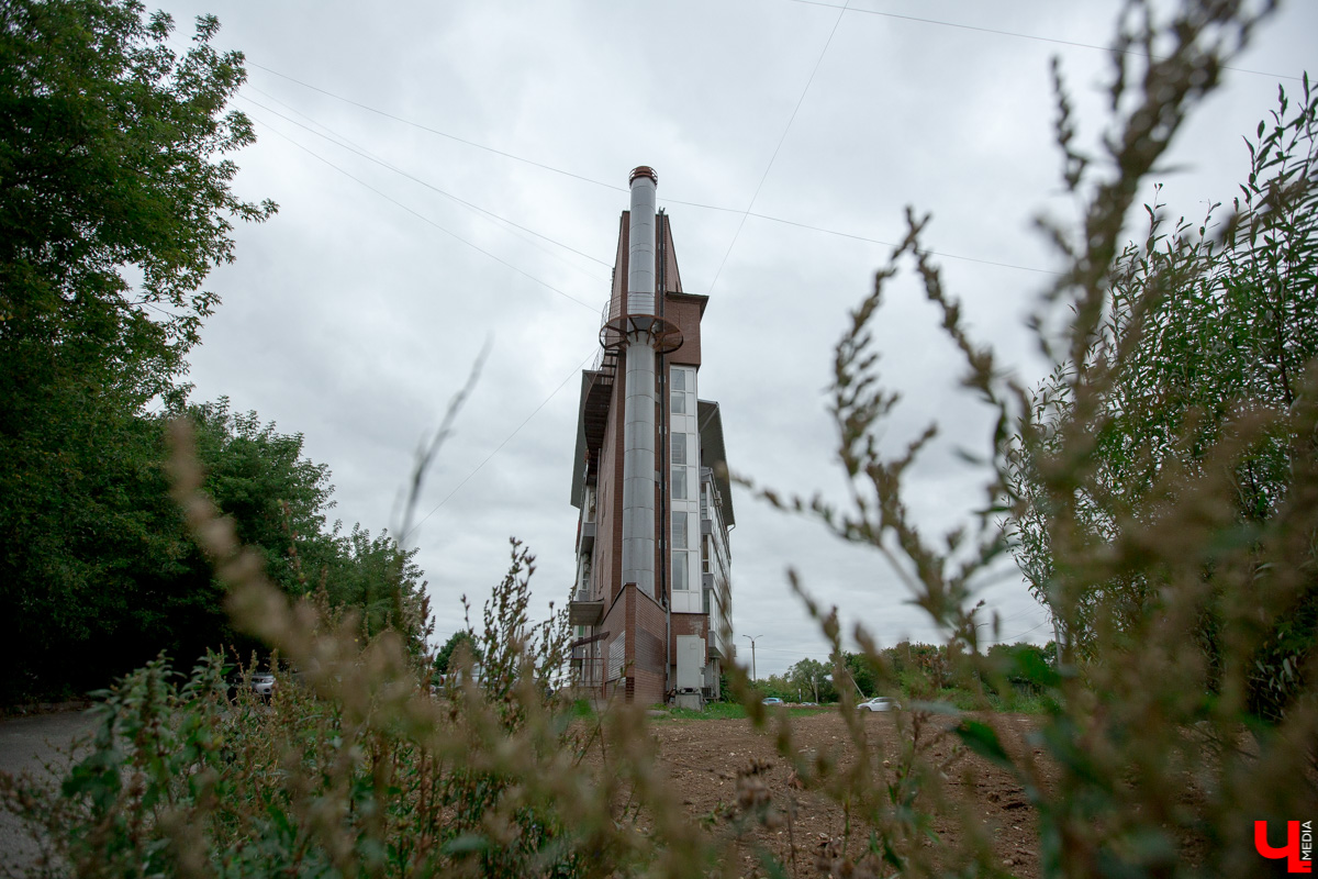В современной застройке нашего города не так уж много интересных по форме зданий. Типовое жилищное строительство 70-80-х, смутное время 90-х, несколько кризисов 2000 годов не давали особо развернуться фантазии архитекторов. Тем не менее неповторимые объекты все же выросли среди однообразной застройки спальных районов Владимира. «Ключ-Медиа» предлагает сегодня с ними познакомиться!