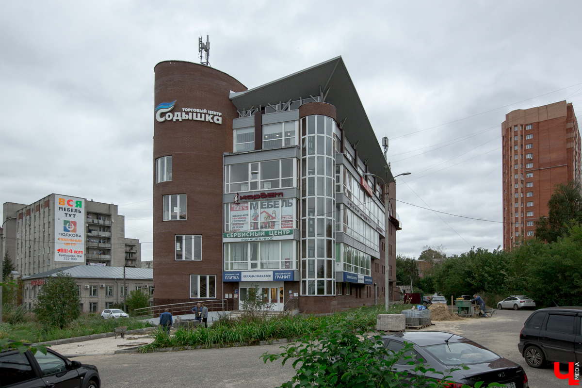 В современной застройке нашего города не так уж много интересных по форме зданий. Типовое жилищное строительство 70-80-х, смутное время 90-х, несколько кризисов 2000 годов не давали особо развернуться фантазии архитекторов. Тем не менее неповторимые объекты все же выросли среди однообразной застройки спальных районов Владимира. «Ключ-Медиа» предлагает сегодня с ними познакомиться!