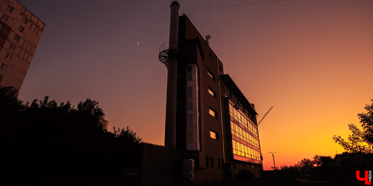 В современной застройке нашего города не так уж много интересных по форме зданий. Типовое жилищное строительство 70-80-х, смутное время 90-х, несколько кризисов 2000 годов не давали особо развернуться фантазии архитекторов. Тем не менее неповторимые объекты все же выросли среди однообразной застройки спальных районов Владимира. «Ключ-Медиа» предлагает сегодня с ними познакомиться!