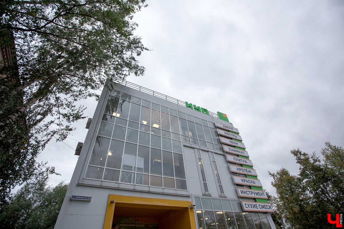 В современной застройке нашего города не так уж много интересных по форме зданий. Типовое жилищное строительство 70-80-х, смутное время 90-х, несколько кризисов 2000 годов не давали особо развернуться фантазии архитекторов. Тем не менее неповторимые объекты все же выросли среди однообразной застройки спальных районов Владимира. «Ключ-Медиа» предлагает сегодня с ними познакомиться!