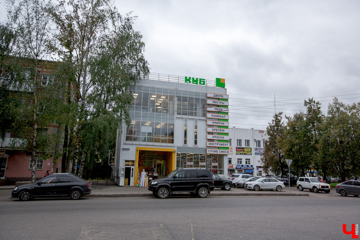 В современной застройке нашего города не так уж много интересных по форме зданий. Типовое жилищное строительство 70-80-х, смутное время 90-х, несколько кризисов 2000 годов не давали особо развернуться фантазии архитекторов. Тем не менее неповторимые объекты все же выросли среди однообразной застройки спальных районов Владимира. «Ключ-Медиа» предлагает сегодня с ними познакомиться!