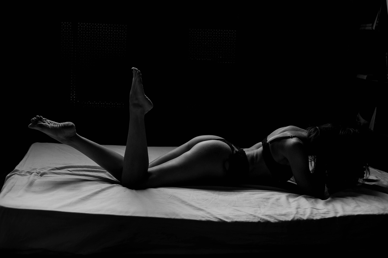 Раскрепостить женщину – та еще задачка. Особенно перед камерой. Но владимирскому фотографу Татьяне Спириной это по плечу. Ее ню-работы высоко оценивают даже на международном уровне. Так они вошли в топ лучших на конкурсе 35AWARDS, а сама девушка теперь в числе сильнейших профи.