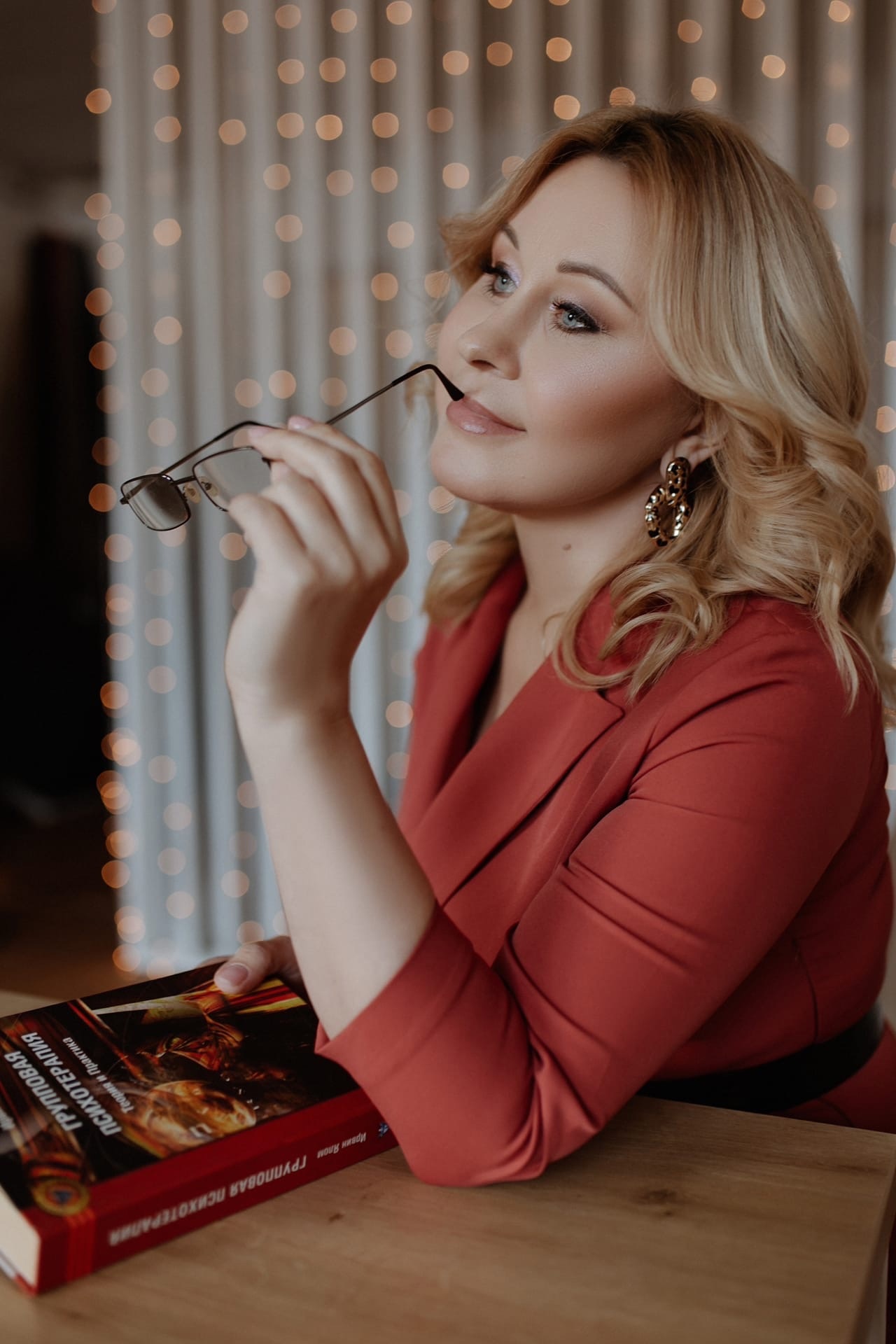 Если ночной отдых неизвестного японца — это музыка, то сон среднестатистистического владимирца скорее напоминает квест с преодолением карьерной лестницы. Трудоустроенные и экономически активные жители города были опрошены на предмет наличия… ночных кошмаров. 41 % владимирцев признались, что видят во сне работу! Кто все эти люди?