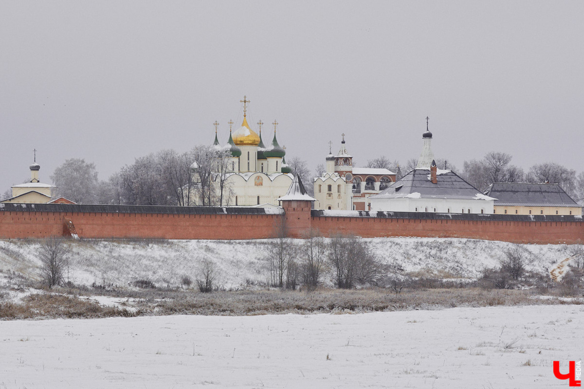Суздалю передали символ «Новогодней столицы России». Один из самых популярных городов Владимирской области официально вступит в этот статус в ночь с 31 декабря 2023 года и пробудет в нем в течение всего 2024-го. Ведь именно тогда он будет отмечать свой тысячелетний юбилей.
