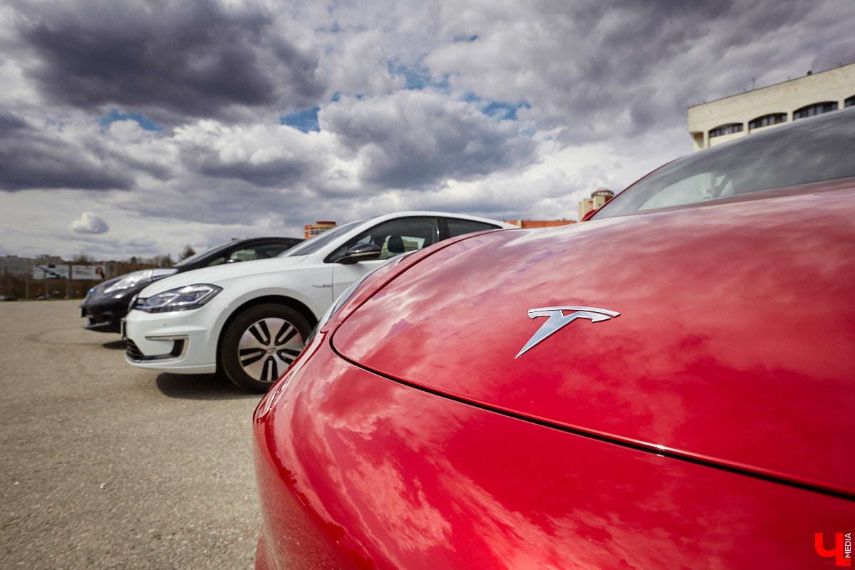 Сообщество владельцев электрокаров и гибридов поделилось отличной новостью: еще одна быстрая зарядная станция для электромобилей начала работать во Владимире. Располагается она на въезде в город со стороны Москвы, у гипермаркета «Лента». О значении этого события для областного центра и перспективах развития инфраструктуры для электромобилей в регионе в 2023 году «Ключ-Медиа» рассказал эксперт Алексей Бакшеев.