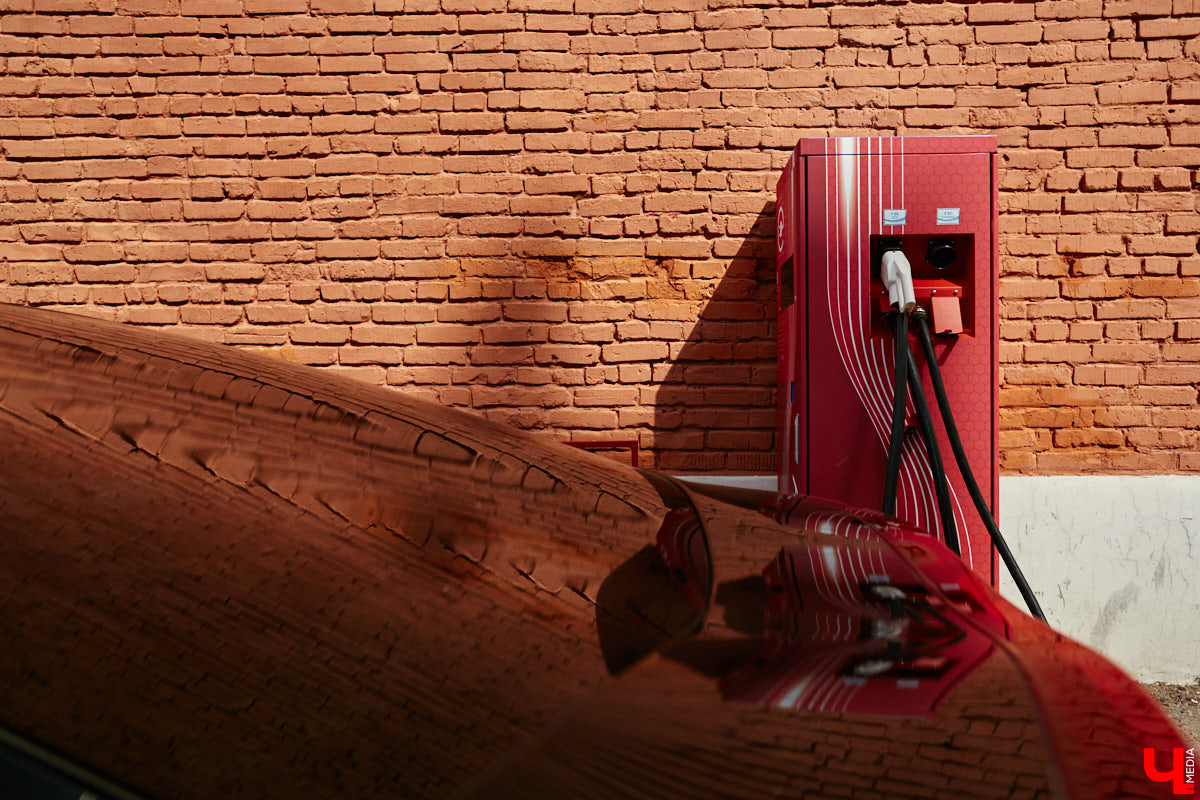 Сообщество владельцев электрокаров и гибридов поделилось отличной новостью: еще одна быстрая зарядная станция для электромобилей начала работать во Владимире. Располагается она на въезде в город со стороны Москвы, у гипермаркета «Лента». О значении этого события для областного центра и перспективах развития инфраструктуры для электромобилей в регионе в 2023 году «Ключ-Медиа» рассказал эксперт Алексей Бакшеев.