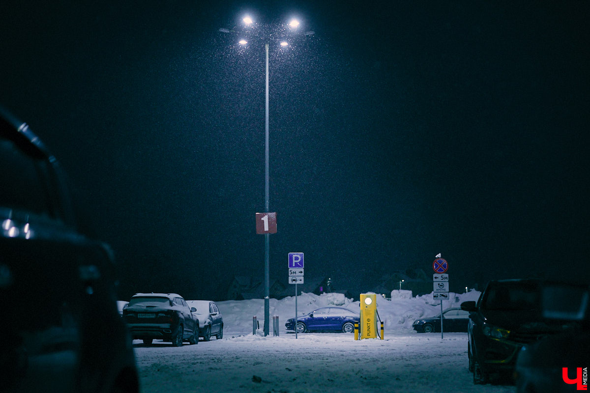 Сообщество владельцев электрокаров и гибридов поделилось отличной новостью: еще одна быстрая зарядная станция для электромобилей начала работать во Владимире. Располагается она на въезде в город со стороны Москвы, у гипермаркета «Лента». О значении этого события для областного центра и перспективах развития инфраструктуры для электромобилей в регионе в 2023 году «Ключ-Медиа» рассказал эксперт Алексей Бакшеев.