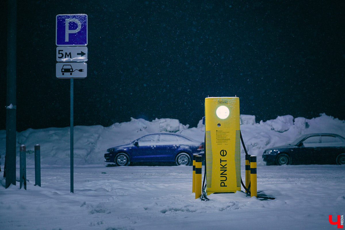 Сообщество владельцев электрокаров и гибридов поделилось отличной новостью: еще одна быстрая зарядная станция для электромобилей начала работать во Владимире. Располагается она на въезде в город со стороны Москвы, у гипермаркета «Лента». О значении этого события для областного центра и перспективах развития инфраструктуры для электромобилей в регионе в 2023 году «Ключ-Медиа» рассказал эксперт Алексей Бакшеев.