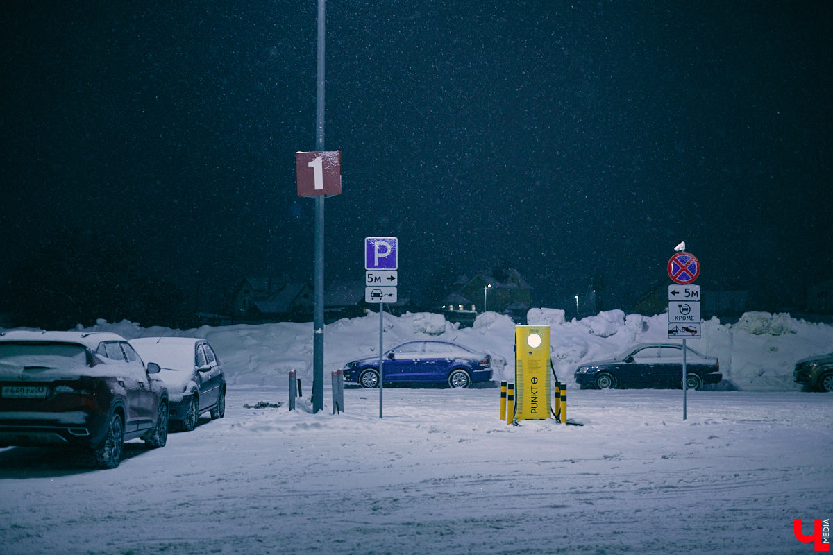 Сообщество владельцев электрокаров и гибридов поделилось отличной новостью: еще одна быстрая зарядная станция для электромобилей начала работать во Владимире. Располагается она на въезде в город со стороны Москвы, у гипермаркета «Лента». О значении этого события для областного центра и перспективах развития инфраструктуры для электромобилей в регионе в 2023 году «Ключ-Медиа» рассказал эксперт Алексей Бакшеев.