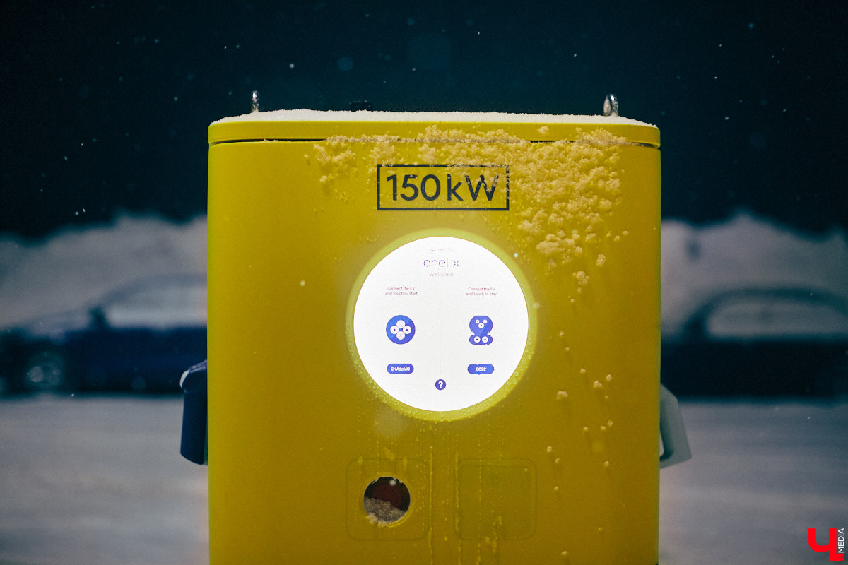 Сообщество владельцев электрокаров и гибридов поделилось отличной новостью: еще одна быстрая зарядная станция для электромобилей начала работать во Владимире. Располагается она на въезде в город со стороны Москвы, у гипермаркета «Лента». О значении этого события для областного центра и перспективах развития инфраструктуры для электромобилей в регионе в 2023 году «Ключ-Медиа» рассказал эксперт Алексей Бакшеев.