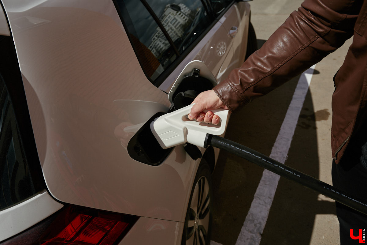 Сообщество владельцев электрокаров и гибридов поделилось отличной новостью: еще одна быстрая зарядная станция для электромобилей начала работать во Владимире. Располагается она на въезде в город со стороны Москвы, у гипермаркета «Лента». О значении этого события для областного центра и перспективах развития инфраструктуры для электромобилей в регионе в 2023 году «Ключ-Медиа» рассказал эксперт Алексей Бакшеев.