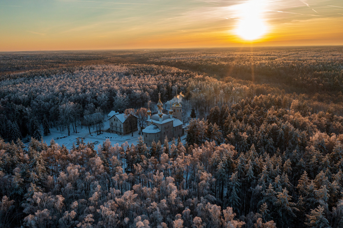Село Ряхово в Камешковском районе, находящееся на границе Ивановской и Владимирской областей, многие годы приманивает отчаянных путешественников. Они едут в некогда заброшенную Смоленскую церковь, окружённую Веретьевским погостом. Чем примечательно это место? Какие легенды ходят о нём среди жителей региона? Языческие боги, призраки, забвение и километры, отделяющие от цивилизации, — восстанавливаем хронологию аномально интересной зоны в Ряхово.