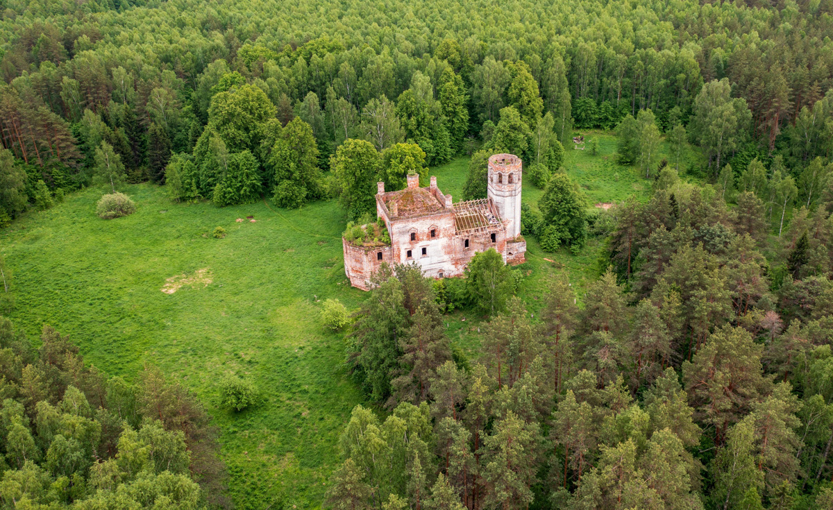 Село Ряхово в Камешковском районе, находящееся на границе Ивановской и Владимирской областей, многие годы приманивает отчаянных путешественников. Они едут в некогда заброшенную Смоленскую церковь, окружённую Веретьевским погостом. Чем примечательно это место? Какие легенды ходят о нём среди жителей региона? Языческие боги, призраки, забвение и километры, отделяющие от цивилизации, — восстанавливаем хронологию аномально интересной зоны в Ряхово.