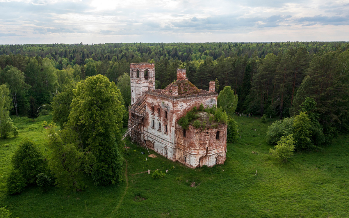 Село Ряхово в Камешковском районе, находящееся на границе Ивановской и Владимирской областей, многие годы приманивает отчаянных путешественников. Они едут в некогда заброшенную Смоленскую церковь, окружённую Веретьевским погостом. Чем примечательно это место? Какие легенды ходят о нём среди жителей региона? Языческие боги, призраки, забвение и километры, отделяющие от цивилизации, — восстанавливаем хронологию аномально интересной зоны в Ряхово.