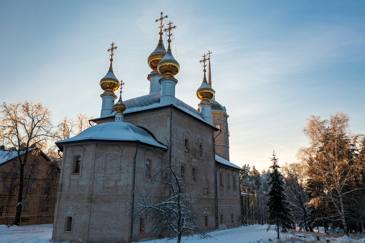 Село Ряхово в Камешковском районе, находящееся на границе Ивановской и Владимирской областей, многие годы приманивает отчаянных путешественников. Они едут в некогда заброшенную Смоленскую церковь, окружённую Веретьевским погостом. Чем примечательно это место? Какие легенды ходят о нём среди жителей региона? Языческие боги, призраки, забвение и километры, отделяющие от цивилизации, — восстанавливаем хронологию аномально интересной зоны в Ряхово.