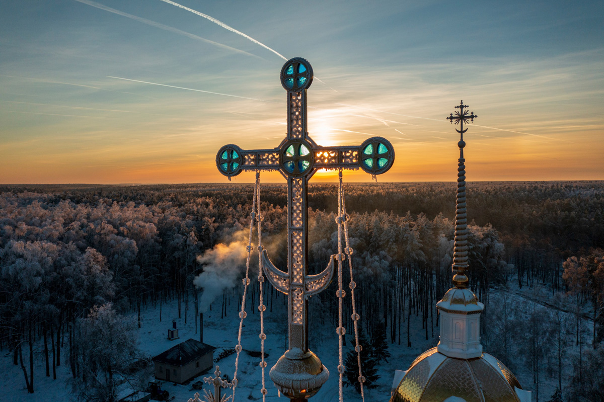 Село Ряхово в Камешковском районе, находящееся на границе Ивановской и Владимирской областей, многие годы приманивает отчаянных путешественников. Они едут в некогда заброшенную Смоленскую церковь, окружённую Веретьевским погостом. Чем примечательно это место? Какие легенды ходят о нём среди жителей региона? Языческие боги, призраки, забвение и километры, отделяющие от цивилизации, — восстанавливаем хронологию аномально интересной зоны в Ряхово.