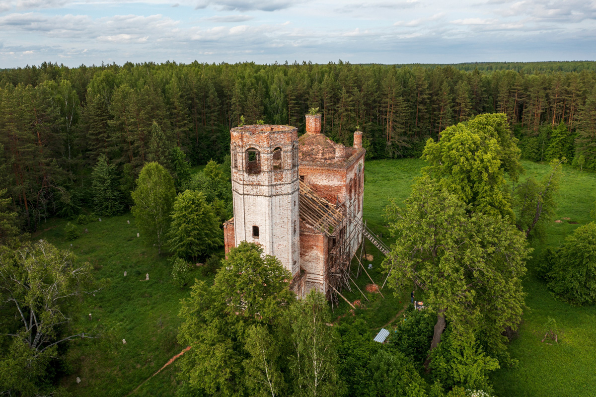 Село Ряхово в Камешковском районе, находящееся на границе Ивановской и Владимирской областей, многие годы приманивает отчаянных путешественников. Они едут в некогда заброшенную Смоленскую церковь, окружённую Веретьевским погостом. Чем примечательно это место? Какие легенды ходят о нём среди жителей региона? Языческие боги, призраки, забвение и километры, отделяющие от цивилизации, — восстанавливаем хронологию аномально интересной зоны в Ряхово.