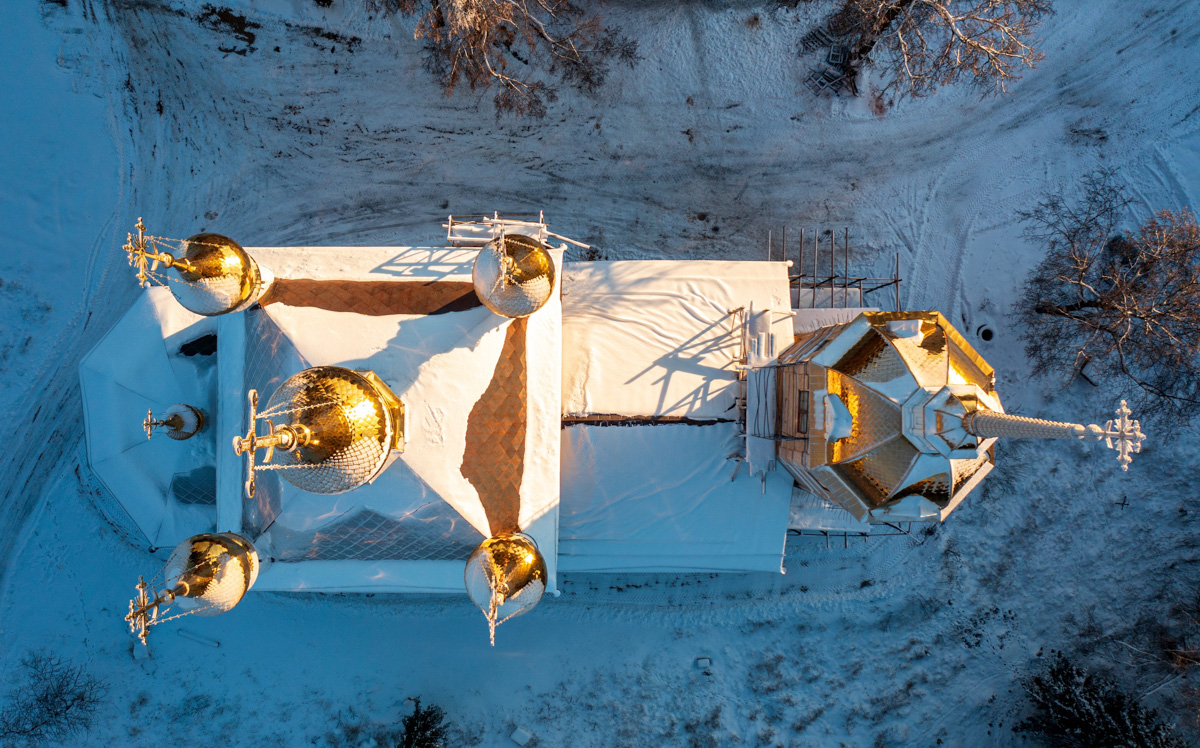 Село Ряхово в Камешковском районе, находящееся на границе Ивановской и Владимирской областей, многие годы приманивает отчаянных путешественников. Они едут в некогда заброшенную Смоленскую церковь, окружённую Веретьевским погостом. Чем примечательно это место? Какие легенды ходят о нём среди жителей региона? Языческие боги, призраки, забвение и километры, отделяющие от цивилизации, — восстанавливаем хронологию аномально интересной зоны в Ряхово.