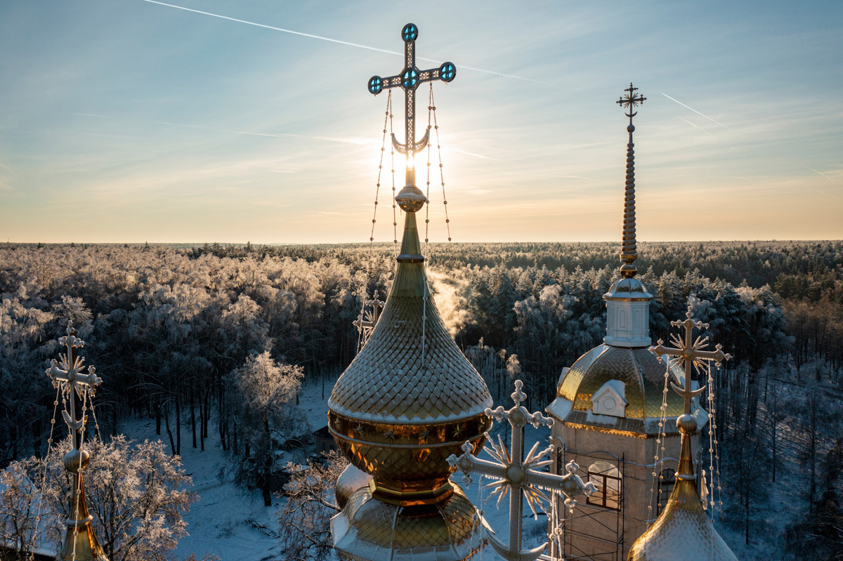 Село Ряхово в Камешковском районе, находящееся на границе Ивановской и Владимирской областей, многие годы приманивает отчаянных путешественников. Они едут в некогда заброшенную Смоленскую церковь, окружённую Веретьевским погостом. Чем примечательно это место? Какие легенды ходят о нём среди жителей региона? Языческие боги, призраки, забвение и километры, отделяющие от цивилизации, — восстанавливаем хронологию аномально интересной зоны в Ряхово.
