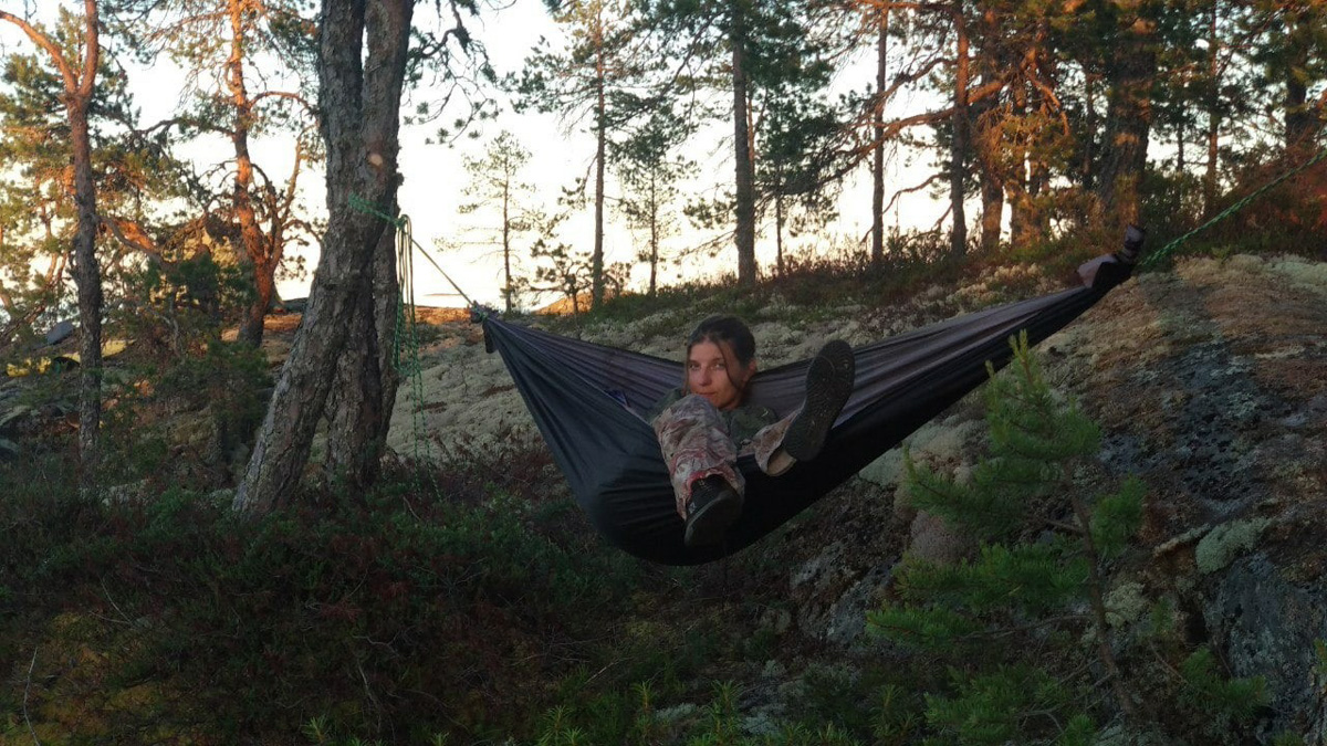 Поход – вариант отдыха не для всех. Зато истинным адреналинщикам долгий путь, полный опасностей, помогает снять стресс лучше, чем долгий сон и мороженое под сериальчик. Анастасия Резонтова из Владимира уже 4 года увлечена экстримом. Без сплавов и скал жизнь не та. Нашему изданию девушка поведала об этом рисковом и разнообразном досуге.