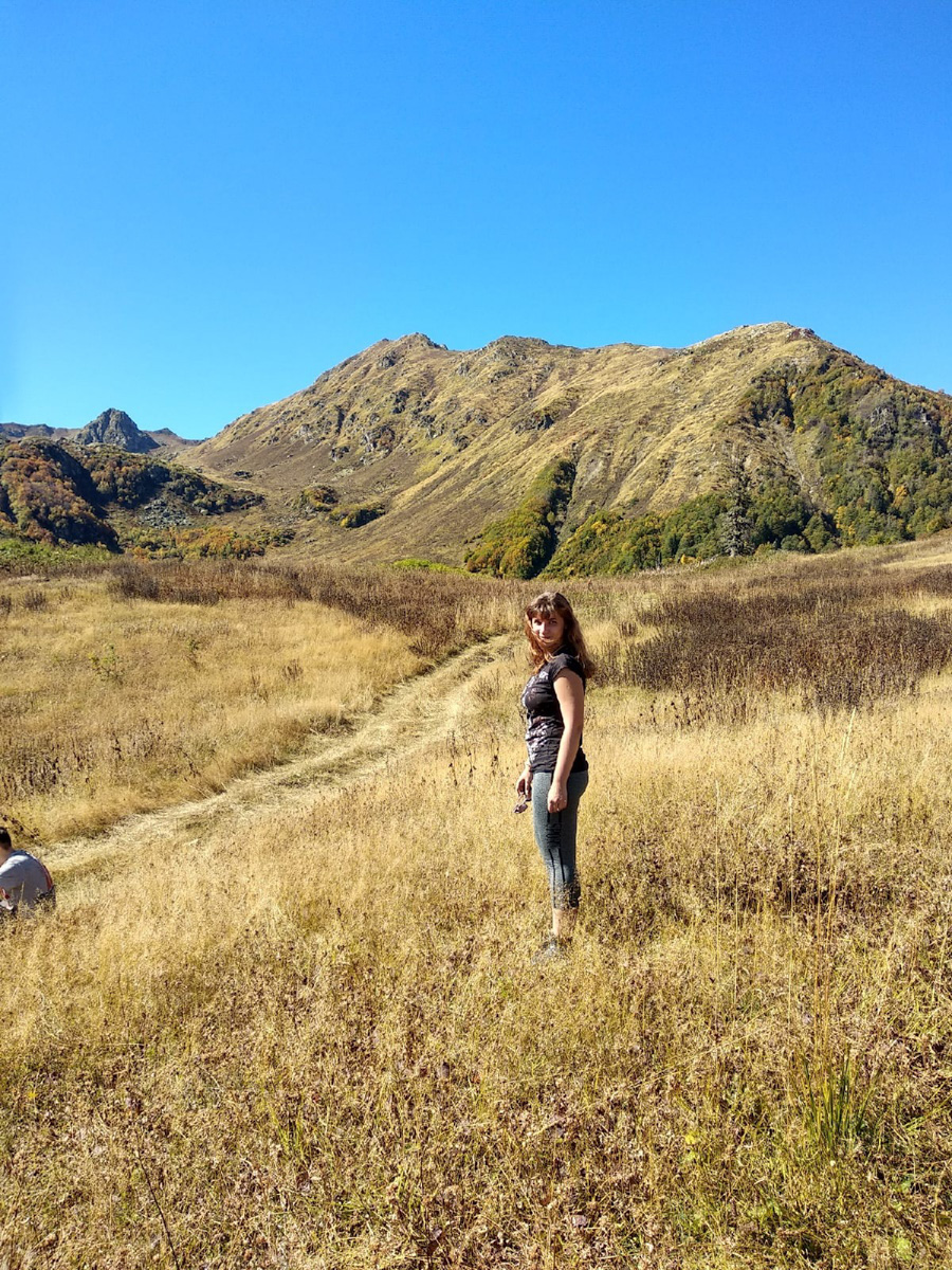 Поход – вариант отдыха не для всех. Зато истинным адреналинщикам долгий путь, полный опасностей, помогает снять стресс лучше, чем долгий сон и мороженое под сериальчик. Анастасия Резонтова из Владимира уже 4 года увлечена экстримом. Без сплавов и скал жизнь не та. Нашему изданию девушка поведала об этом рисковом и разнообразном досуге.