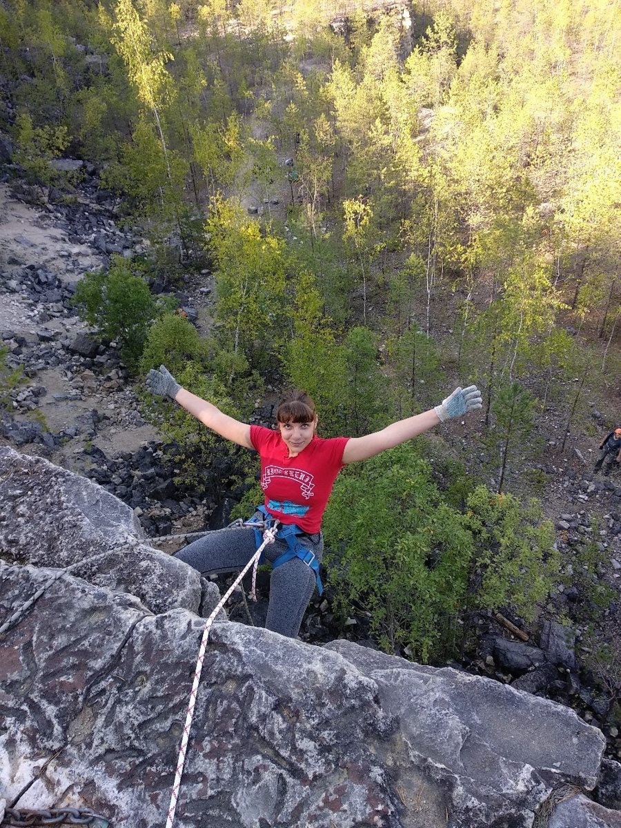 Поход – вариант отдыха не для всех. Зато истинным адреналинщикам долгий путь, полный опасностей, помогает снять стресс лучше, чем долгий сон и мороженое под сериальчик. Анастасия Резонтова из Владимира уже 4 года увлечена экстримом. Без сплавов и скал жизнь не та. Нашему изданию девушка поведала об этом рисковом и разнообразном досуге.
