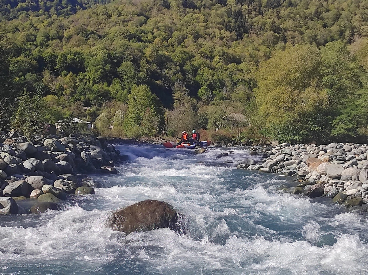 Поход – вариант отдыха не для всех. Зато истинным адреналинщикам долгий путь, полный опасностей, помогает снять стресс лучше, чем долгий сон и мороженое под сериальчик. Анастасия Резонтова из Владимира уже 4 года увлечена экстримом. Без сплавов и скал жизнь не та. Нашему изданию девушка поведала об этом рисковом и разнообразном досуге.