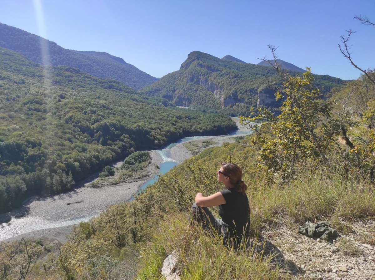 Поход – вариант отдыха не для всех. Зато истинным адреналинщикам долгий путь, полный опасностей, помогает снять стресс лучше, чем долгий сон и мороженое под сериальчик. Анастасия Резонтова из Владимира уже 4 года увлечена экстримом. Без сплавов и скал жизнь не та. Нашему изданию девушка поведала об этом рисковом и разнообразном досуге.