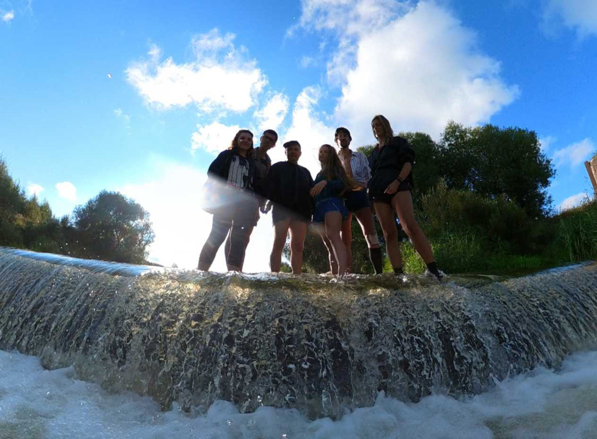 Поход – вариант отдыха не для всех. Зато истинным адреналинщикам долгий путь, полный опасностей, помогает снять стресс лучше, чем долгий сон и мороженое под сериальчик. Анастасия Резонтова из Владимира уже 4 года увлечена экстримом. Без сплавов и скал жизнь не та. Нашему изданию девушка поведала об этом рисковом и разнообразном досуге.